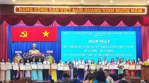 Trường THCS Phú Thọ Vinh Dự Được Nhận Bằng Khen Tập Thể Của UBND Thành Phố, Tập Thể Lao Động Xuất Sắc Năm Học 2023-2024, Và Các Thành Tích Cá Nhân Được Bằng Khen Của UBND Thành Phố