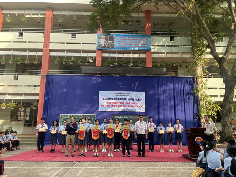Sáng thứ 2 ngày 01/4/2024, Trường THCS Quang Trung tổ chức tiết Hoạt động trải nghiệm - hướng nghiệp với chủ đề  Tuyên truyền phòng chống thiên tai, bảo vệ môi trường, giảm thiểu biến đổi khíhậu , đồng thời giao Giấy công nhận cho học sinh đạt danh hiệu Chỉ huy Đội giỏi cấp Quận năm học 2023 - 2024.
