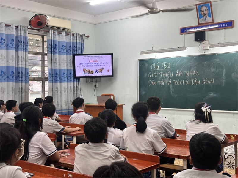 Liên đội THCS Quang Trung thực hiện giới thiệu đến đội viên về Âm nhạc dân tộc và các trò chơi dân gian.