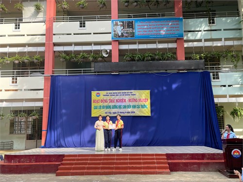 Sáng thứ 2 ngày 23/9/2024, trường THCS Quang Trung tổ chức sinh hoạt tiết Hoạt động trải nghiệm - Hướng nghiệp với chủ đề  Giao lưu với gương học sinh điển hình của trường , đồng thời tuyên dương học sinh xuất sắc đạt giải các hội thi