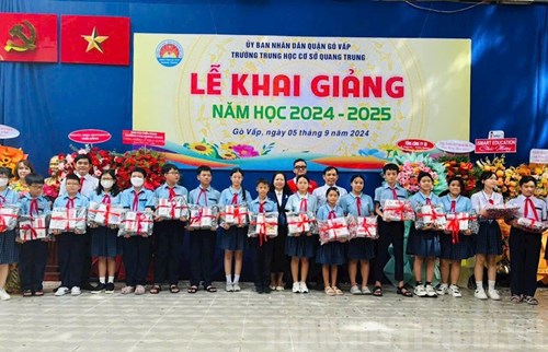 Trong không khí vui tươi chào mừng năm học mới, sáng 5/9, Trường THCS Quang Trung, quận Gò Vấp đã tổ chức lễ khai giảng năm học 2024 - 2025, đồng thời trao 100 suất quà cho học sinh nghèo vượt khó học giỏi.
