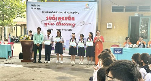 Hoạt động chuyên đề giáo dục Kỹ năng sống cho học sinh - chủ đề:  Suối nguồn yêu thương 
