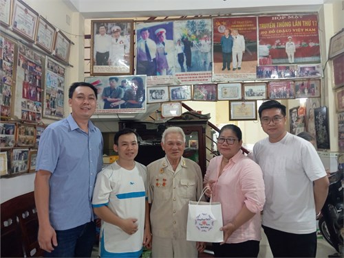 Nhân dịp kỉ niệm 77 năm ngày Thương binh-Liệt sỹ (27/7/1947-27/7/2024), sáng hôm nay đại diện BGH nhà trường, Công đoàn và Chi Đoàn đã đến thăm hỏi và trao quà cho các công đoàn viên có tứ thân phụ mẫu là thương binh, liệt sĩ