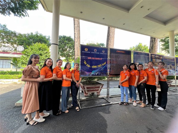 Công đoàn Trường THCS Tân Tạo tham quan triển lãm  Ba Son - Dòng Thời Gian 