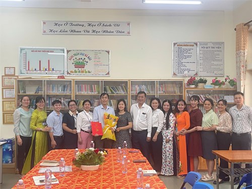 Sáng 10/12/2024 Đại diện phòng giáo dục và đào tạo quận Tân Phú về trao quyết định Hiệu trưởng trường THCS Tân Thới Hoà cho thầy Lê  Minh Đang.