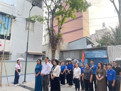 Chi bộ, Công đoàn, Chi đoàn và Liên đội trường THCS Tân Thới Hòa tổ chức dọn vệ sinh và dâng hương tại Bia tưởng niệm liệt sĩ phường Tân Thới Hòa.