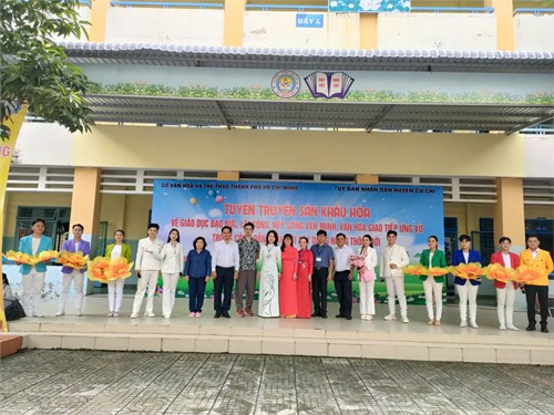 Tuyên truyền sân khấu hóa về giáo dục đạo đức, lối sống, nếp sống văn minh, văn hóa giao tiếp ứng xử trong cộng đồng gắn với xây dựng nông thông mới