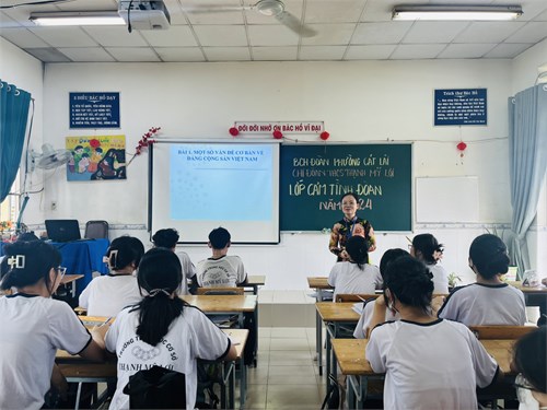 Lớp cảm tình Đoàn chào mừng 93 năm thành lập Đoàn TNCS Hồ Chí Minh