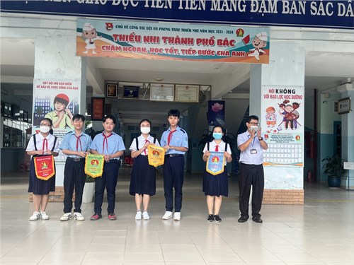 Trao cờ luân lưu cho tập thể lớp đạt thành tích thi đua cao - Tuần 19