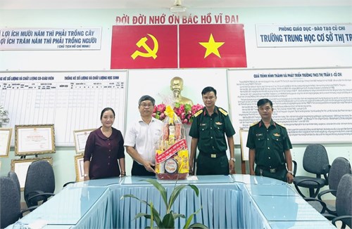 Lãnh đạo Trung đoàn 2, Sư đoàn 9 đến thăm và chúc tết tập thể sư phạm nhà trường nhân dịp tết Nguyên đán Giáp Thìn 2024