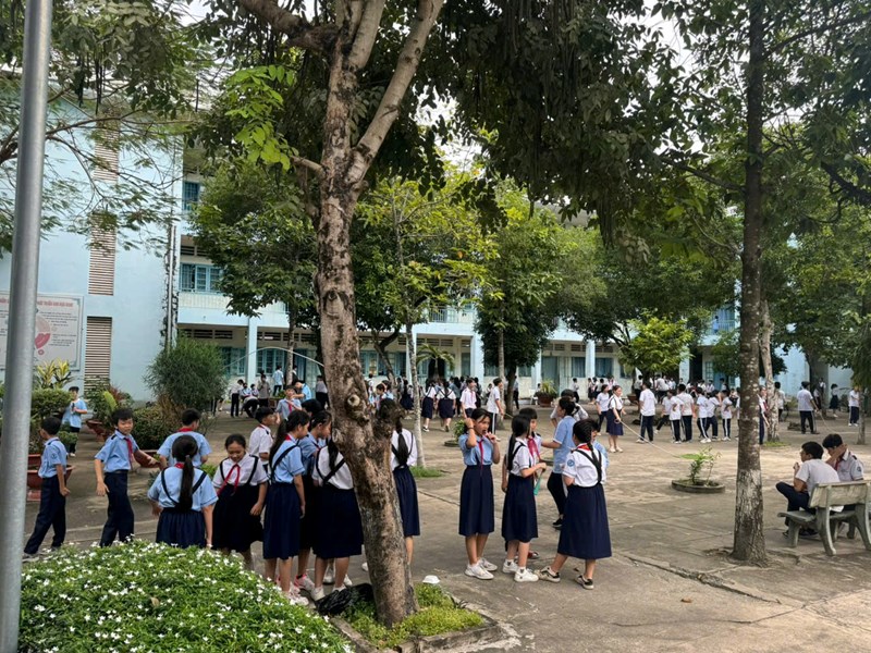 Góc sân trường giờ ra chơi