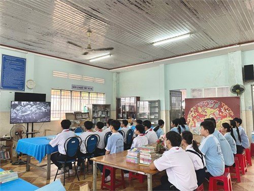 Học sinh xem phim tài liệu về Quân đội Nhân dân Việt Nam - Tập phim: Xứng danh anh hùng thời chống Mỹ (Trung đoàn 9)