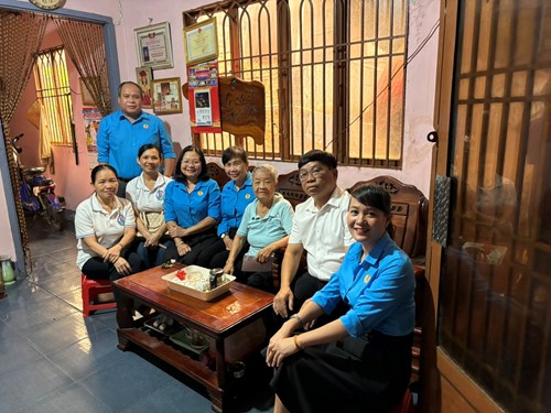 Nhân dịp Kỷ niệm 77 năm Ngày Thương binh - Liệt sĩ (27/7/1947 - 27/7/2024) Chị bộ, Công đoàn trường THCS Thị Trấn 2 đến thăm hỏi gia đình chính sách hộ Bà Võ Thị Kiểng là con Mẹ Việt Nam Anh Hùng và vợ Liệt sĩ ở Khu phố 7