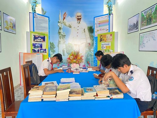 Học sinh đến CLB đọc sách, chia sẻ kinh nghiệm học tập môn Ngữ văn.