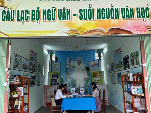 Ban giám khảo chấm bài dự thi cuộc thi viết bài cảm nhận  Thị Trấn Củ Chi - 40 năm thành lập và phát triển  (01/02/1985 – 01/02/2025).