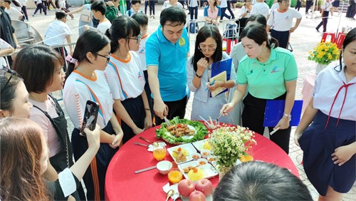 Trường THCS Tôn Thất Tùng tổ chức hoạt động Chào mừng ngày nhà giáo Việt Nam với hội thi nấu ăn cho học sinh với chủ đề  Các Món Ăn Là Đặc Sản 3 Miền , năm học 2024 - 2025
