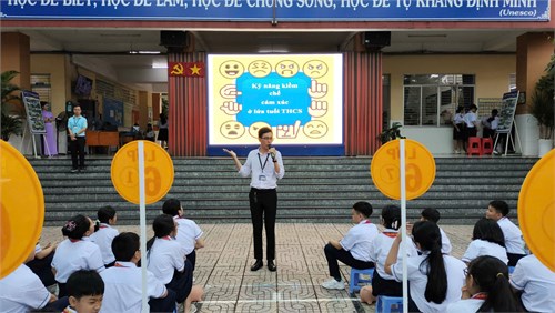 Trường THCS Tôn Thất Tùng thực hiện tiết Hoạt động trải nghiệm, hướng nghiệp với chủ đề  Tham Gia Xây Dựng Văn Hóa Nhà Trường & Kỹ Năng Kiềm Chế Cảm Xúc , năm học 2024-2025