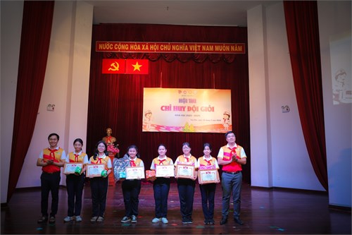 Liên đội Trần Quang Khải tham gia hội thi “Chỉ huy đội giỏi” quận Tân Phú với tinh thần đoàn kết. 🤝🎉