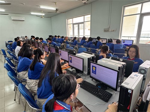 Học sinh khối 9 thực hiện khảo sát năng lực tiếng Anh
