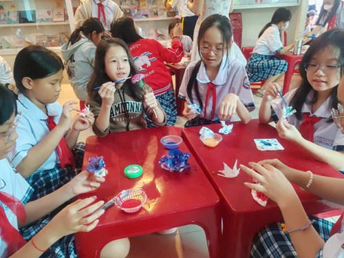 Giờ ra chơi trải nghiệm, sáng tạo:  Màu nhuộm di động 