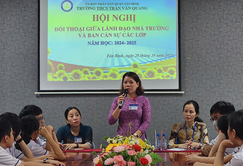 Đối thoại giữa Ban lãnh đạo nhà trường và Ban cán sự các lớp