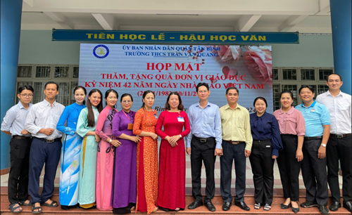 Đại diện Lãnh đạo Quận, Phường 10 họp mặt thăm, tặng quà đơn vị giáo dục nhân kỷ niệm Ngày Nhà giáo Việt Nam 20/11