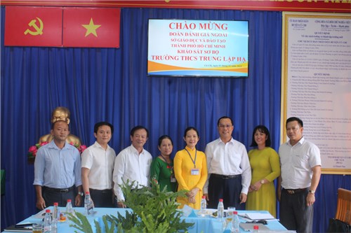 Đoàn đánh giá ngoài Sở Giáo dục và Đào tạo Thành Phố Hồ Chí Minh kiểm tra sơ bộ trường.