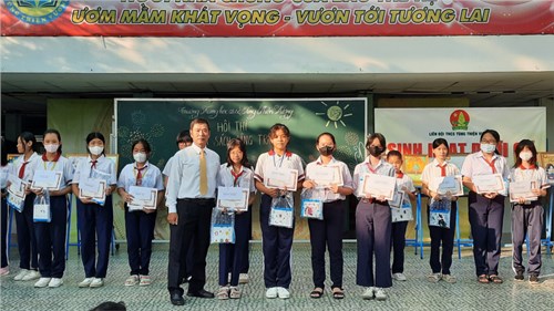 Khen thưởng các HS tham gia hội thi thiết kế bìa sách