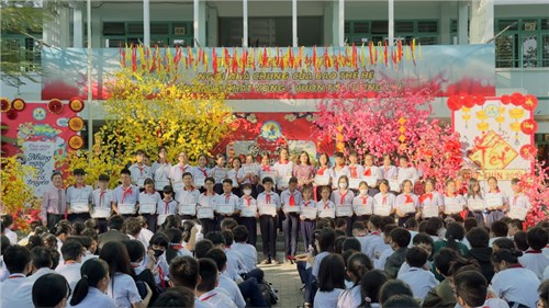 Khen thưởng liên đội có thành tích tốt trong hội thi nghi thức