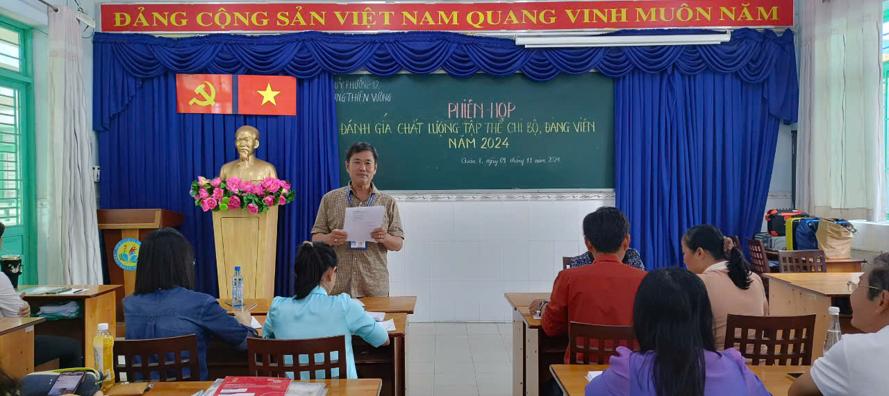 Phiên họp đánh giá chất lượng tập thể chi bộ, đảng viên năm 2024