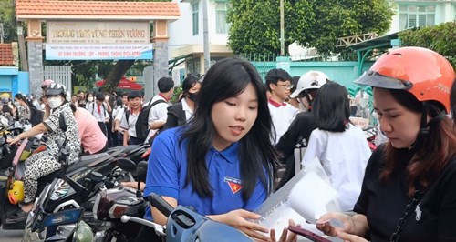 Hình ảnh đoàn viên tuyên truyền an toàn giao thông đến quý phụ huynh