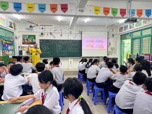 Chuyên đề đổi mới phương pháp bài minh hoạ: Diện tích xung quanh và thể tích của hình lăng trụ đứng tam giác và lăng trụ đứng tứ giác_Giáo viên thực hiện: Ngô Thị Thanh Tuyền