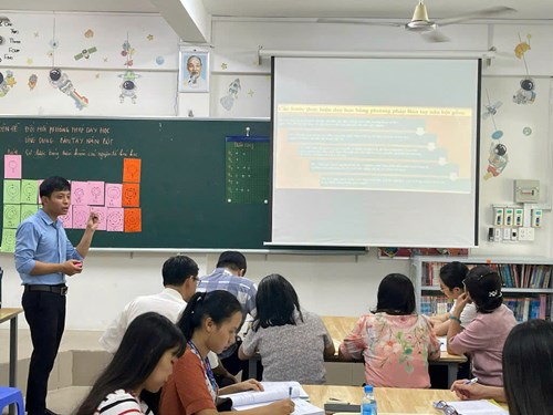 Hình ảnh lên tiết môn KHTN 7_Đổi mới phương pháp dạy học - Phương pháp Bàn Tay Nặn Bột_Bài giảng minh hoạ : Sơ lược bảng tuần hoàn các nguyên tố hoá học_GV thực hiện Lê Hữu Thống
