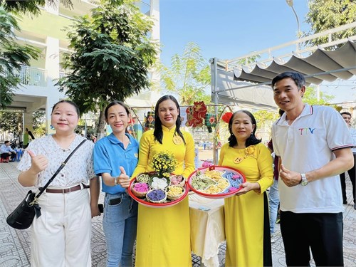 Hình ảnh hội thi làm mứt dừa trong ngày hội xuân cấp Quận