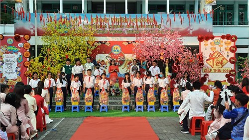 Một số hình ảnh hỗ trợ quà cho các em HS vui tết năm 2024