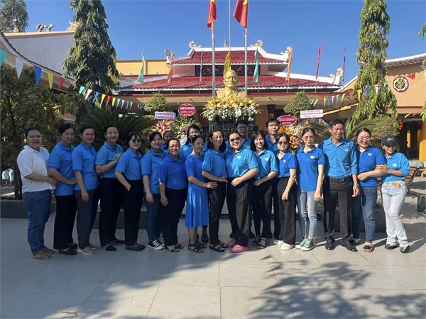 Công đoàn viên dâng hương tưởng niệm, tham quan học tập tìm hiểu về cuộc đời và sự nghiệp của Chủ tịch Tôn Đức Thắng tại Đình Bình Đông vào sáng ngày 30/3/2024