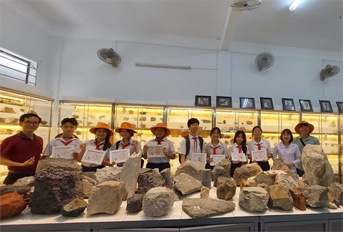 Video tổng hợp hành trình khám phá  Cuộc phiêu lưu của đá  vào sáng ngày 20/4/2024 tại khoa Địa chất trường ĐH Khoa học Tự nhiên.