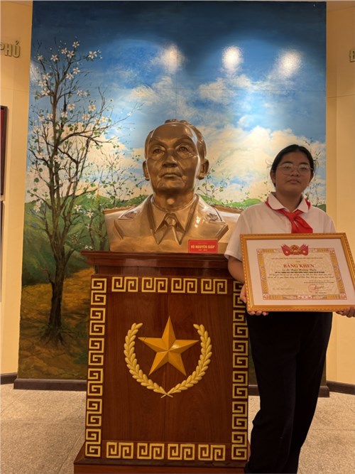 Một số hình ảnh tuyên dương HS đạt thành tích cao trong hội thi tìm hiểu tem bưu chính 2024