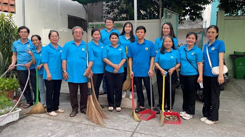 Đoàn viên tham gia tổng vệ sinh cơ quan hưởng ứng  Tháng công nhân lần thứ 16 và tháng hành động an toàn vệ sinh lao động 