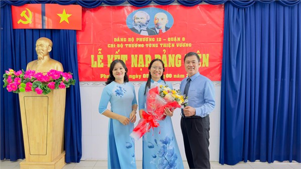 Hình ảnh lễ kết nạp đảng viên mới Phùng Thị Luyến