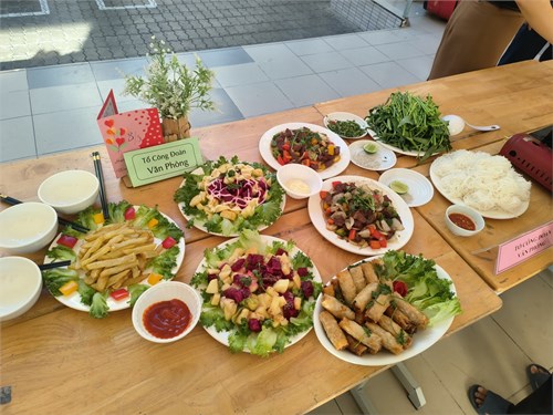Cuộc thi nấu ăn, đập bóng nước - Chào mừng ngày Quốc Tế Phụ Nữ 8/3 của trường THCS Văn Thân năm 2024