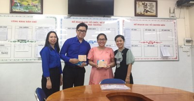 Trao quyết định trưởng thành đoàn cho Đoàn viên