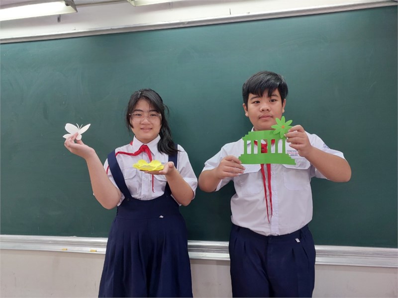Toán 6: Thực hành và Trải nghiệm cắt giấy để tạo hình có trục đối xứng và tâm đối xứng