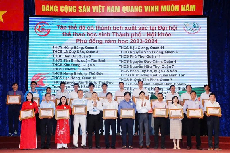 Trường THCS Bàn Cờ vinh dự được nhận tuyên dương – khen thưởng là “Tập thể đã có thành tích xuất sắc tại Đại hội thể thao học sinh Thành phố - Hội khỏe Phù đổng năm học 2023 – 2024”