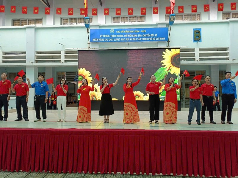 <a href="/tin-tuc-hoat-dong/truong-thcs-ban-co-long-trong-to-chuc-sinh-hoat-ky-niem-50-nam-ngay-giai-phong/ctfull/11894/701603">Trường thcs bàn cờ long trọng tổ chức sinh hoạt<span class=bacham>...</span></a>