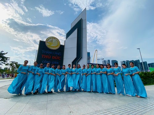 Công đoàn THCS Bình Thọ tham gia đồng diễn áo dài tại Công viên bờ sông Sài Gòn