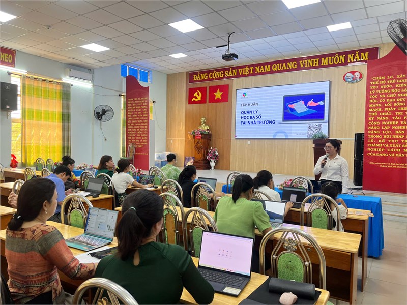 Giáo viên chủ nhiệm khối 9, Giáo viên Tin học và nhân viên CNTT tham gia tập huấn sử dụng học bạ điện tử