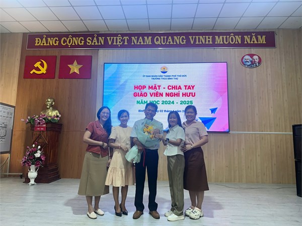 Tổ chức buổi họp mặt, chia tay giáo viên về hưu năm 2025