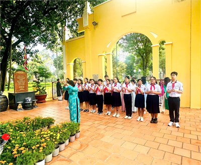 Sáng ngày 04/04/2025 Thầy trò Trường THCS Đồng Khởi Viếng Đền tưởng niệm các Vua Hùng tại Tp.Hồ Chí Minh nhân ngày Giỗ Tổ Hùng Vương