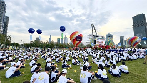 Học sinh tham gia tiết mục đồng diễn flashmob chào mừng kỷ niệm 04 năm thành lập thành phố Thủ Đức.